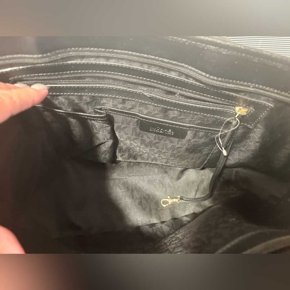 Black Michael Kors Tote Bag -Great condition

18 by 11 inches

FREE SHIPPING - Picture 10 of 11